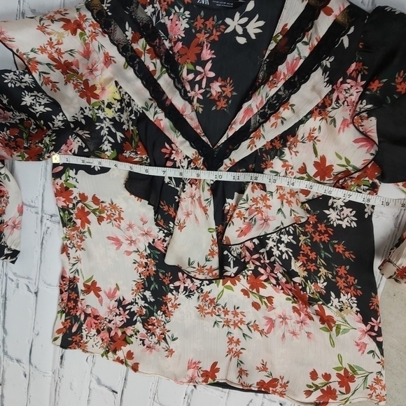 𝅺Zara Ruffled Floral print‎ top - Picture 5 of 10
